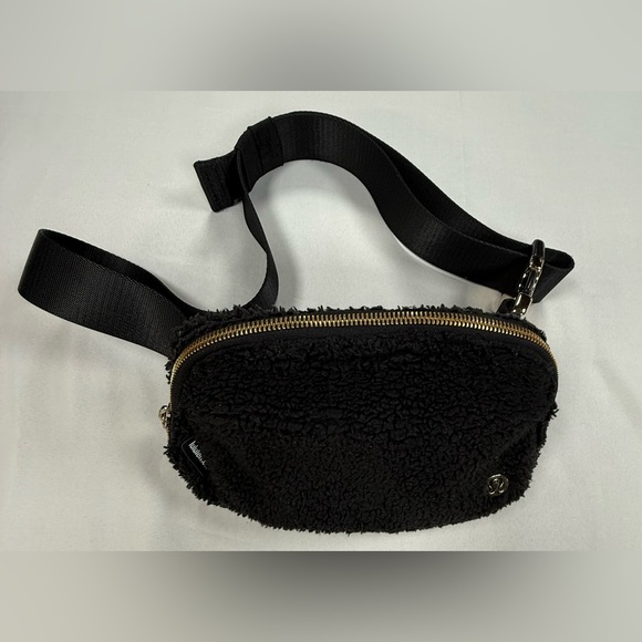 lululemon athletica Black Sherpa Crossbody Belt Bag - Picture 15 of 16